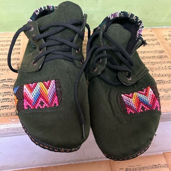 Embroidered Green Women's Shoes tagged as 8.5, but fit more like a 9 or 9.5 - Picture 6 of 16